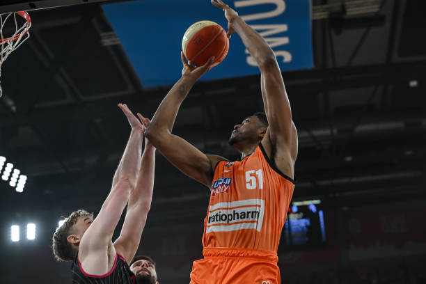 迫使年轻球 迫使年轻球